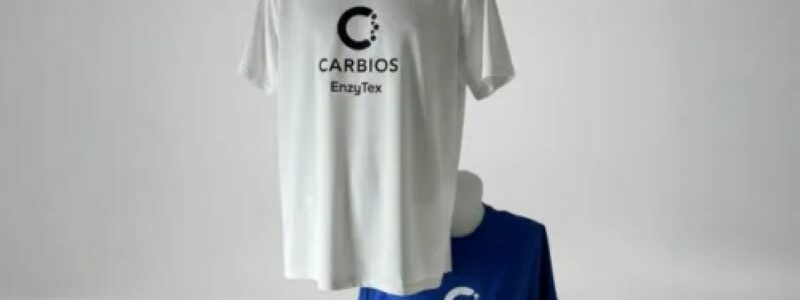 Carbios valida la producción a escala industrial de camisetas de poliéster reciclado a partir de residuos textiles y plásticos complejos