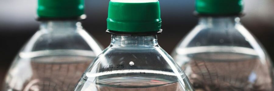 Condena por greenwashing en Francia a un fabricante de botellas de agua por usar expresiones como «100% reciclable»